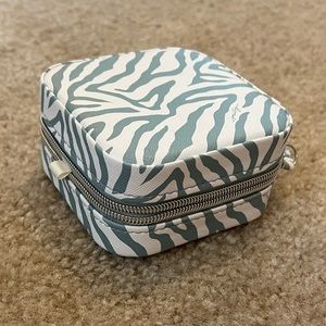 Zippered travel jewelry box